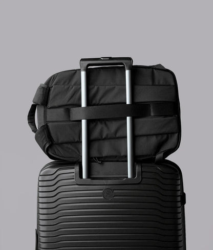 ALPAKA Aero Pack展示背部行李穿帶應用場景，提升旅行便利性。