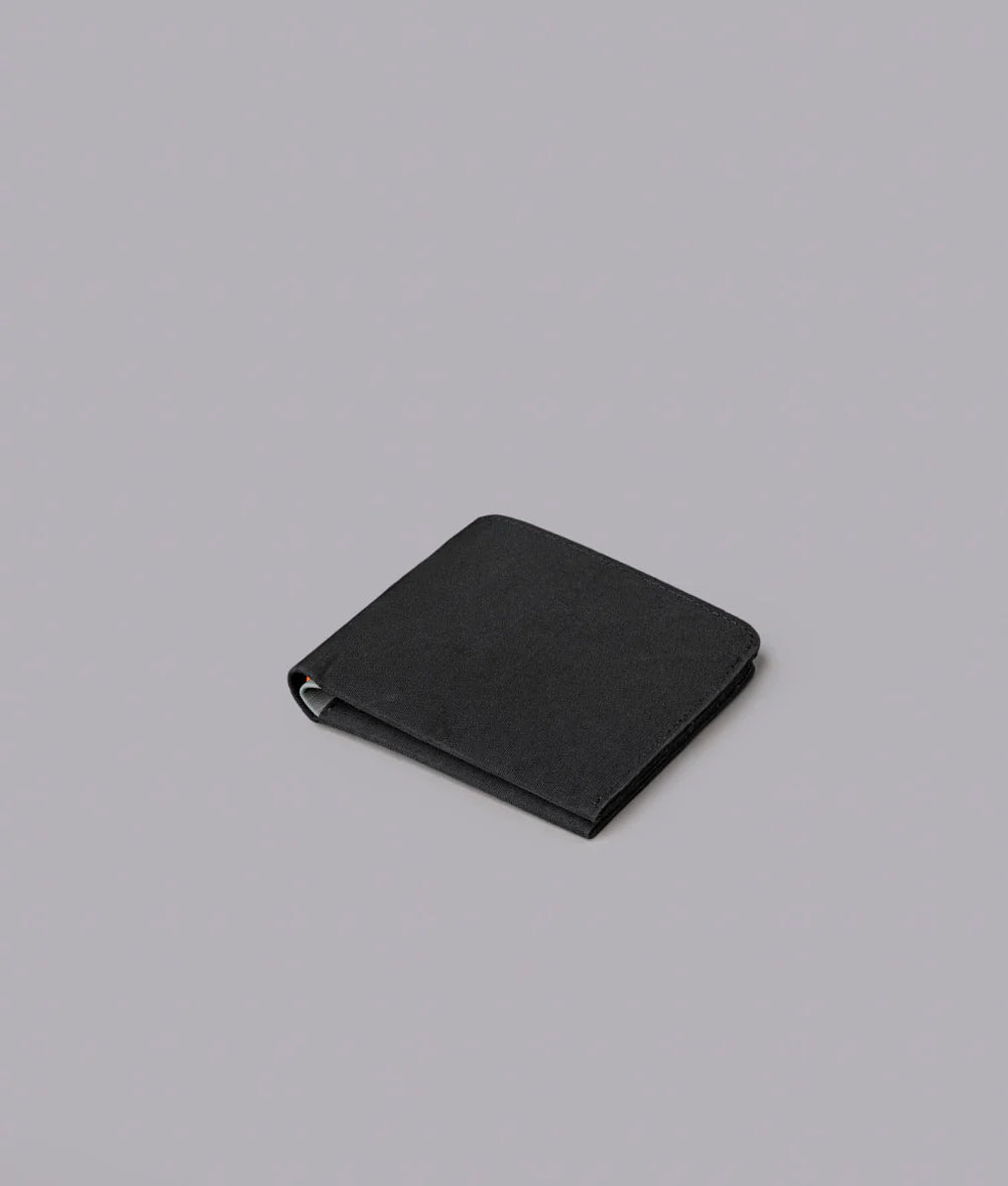 RFID 防護功能：防止信用卡及身份資料被非法掃描，提升安全性。