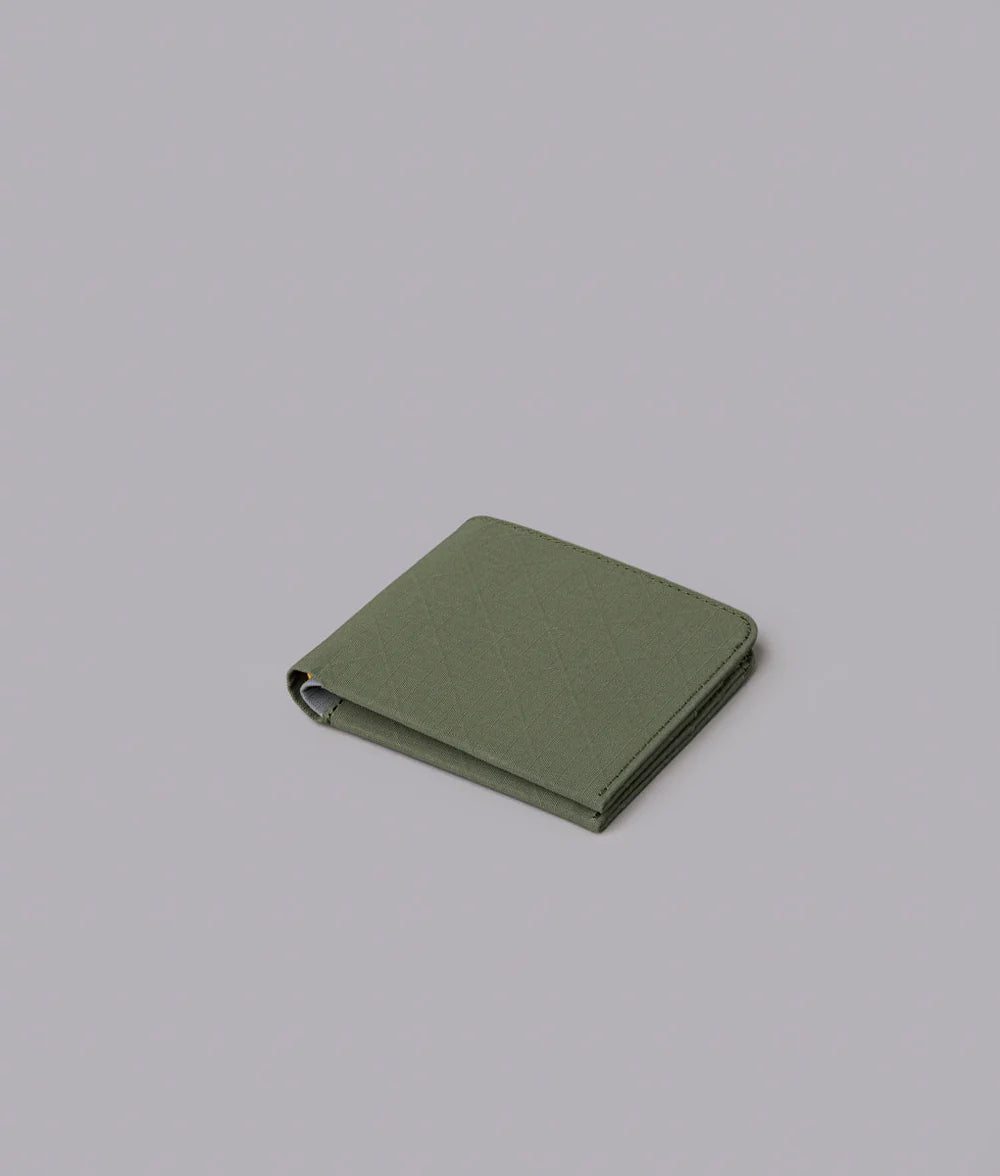 RFID 防護功能：防止信用卡及身份資料被非法掃描，提升安全性。