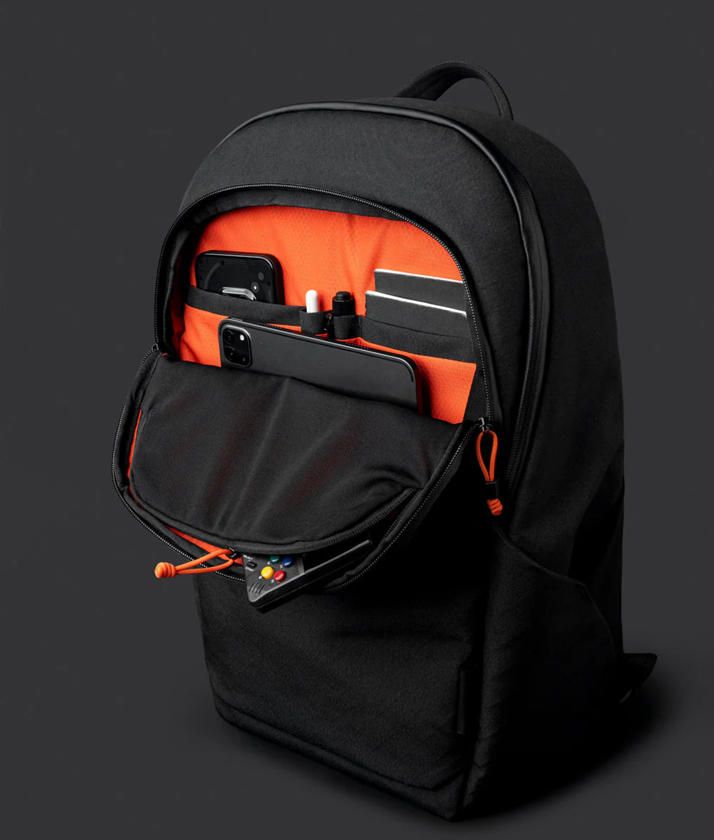 Bravo Backpack 多功能防潑水背包｜限量9周年紀念版
快速取用的前袋可存放日常必需品