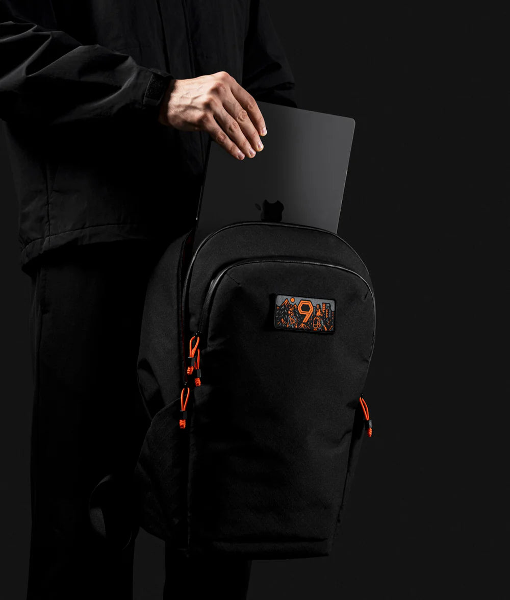 Bravo Backpack 多功能防潑水背包｜限量9周年紀念版
可容納 16 吋筆電