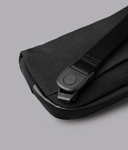 ALPAKA Flight Pouch Pro 快拆扣設計，肩背手拿兩用隨時切換，方便又快速