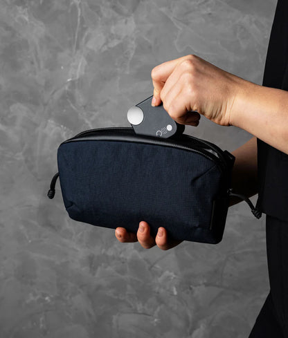 ALPAKA Flight Pouch Pro容量升級，可調肩帶與手腕帶，磁吸護照夾層+RFID防盜，旅行收納更高效安全！